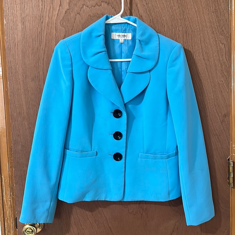 Size 4, bright blue suit jacket WITH pockets!!!! Jones Studio